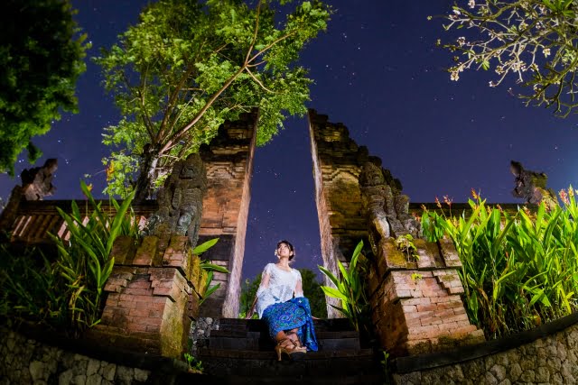 バリ島の寺院と美しい夜景