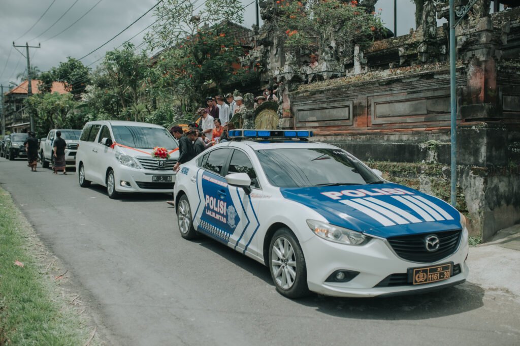 新婦が乗った車を先導するパトカー